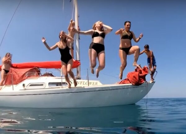 Прогулки на катамаране в море