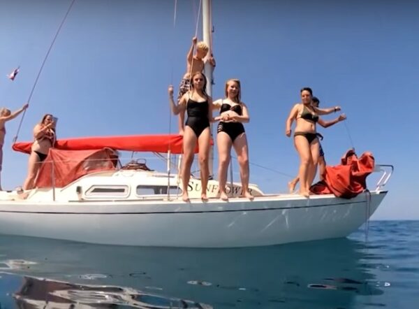Прогулки на катамаране в море