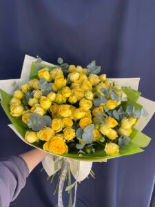 10. Букет из кустовых роз Yellow bubbles и эвкалипта