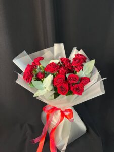 13. Букет из кустовых роз Red Bubbles и эвкалипта