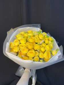 19. Букет из 15 кустовых роз Yellow bubbles