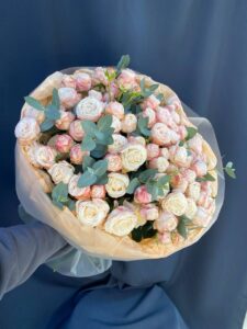 3. Букет из кустовой розы Bombastic и эвкалипта