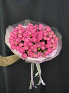 7. Букет из 25 кустовых пионовидных роз Misty bubbles