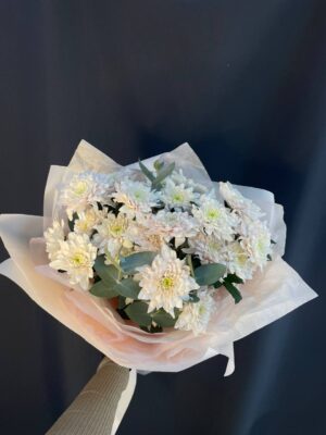 Букет из кустовой хризантемы и эвкалипта